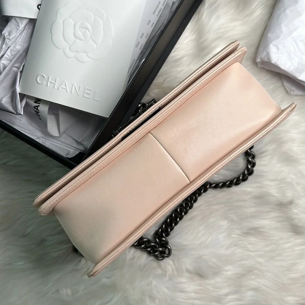 Chanel Exotic Lizard Chevron Pattern. Pale pink leather, LIMITED EDITION - Picture 7 of 10